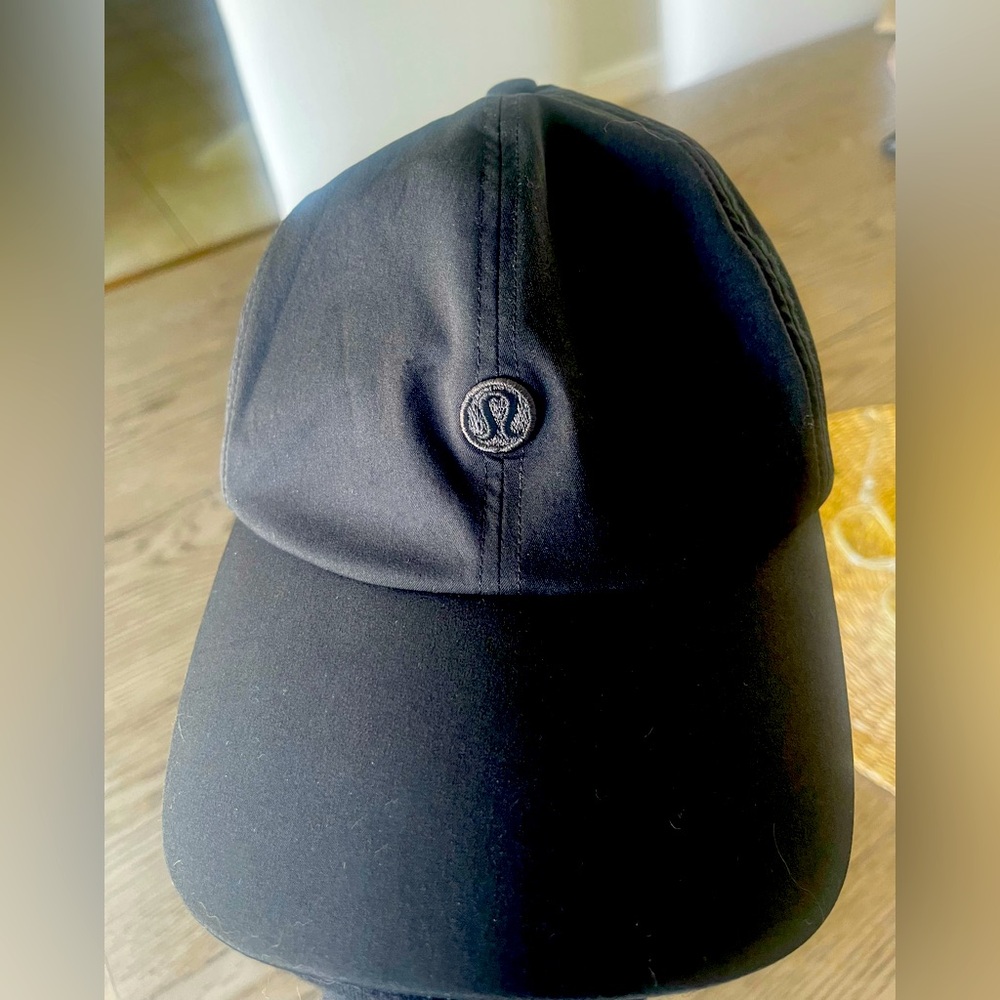 LULULEMON Black cap.